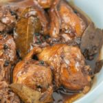Adobo: lo stracotto filippino. Uno stufato agrodolce a base di carne marinata.