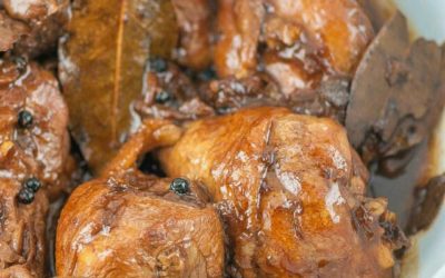 Adobo: lo stracotto filippino. Uno stufato agrodolce a base di carne marinata.