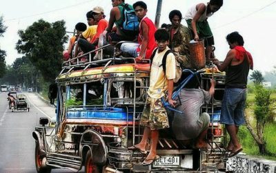 I Jeepneys.Ieri le vecchie jeep  dell’ esercito americano, oggi gli autobus colorati più usati nelle Filippine.