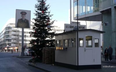 CHECKPOINT CHARLIE: IL SIMBOLO DELLA BERLINO DIVISA