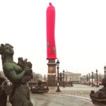 Quando anche l’obelisco mette il preservativo