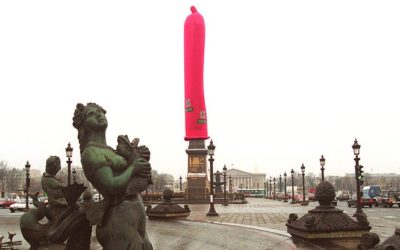 Quando anche l’obelisco mette il preservativo