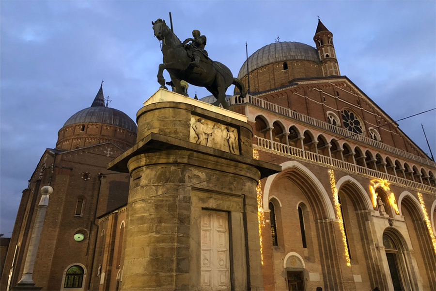 A Padova, davanti a un condottiero e a un Santo.