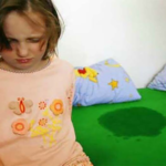 Aiuto: mio figlio fa la pipì a letto! Che faccio?