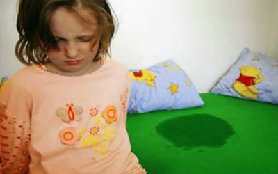 Aiuto: mio figlio fa la pipì a letto! Che faccio?
