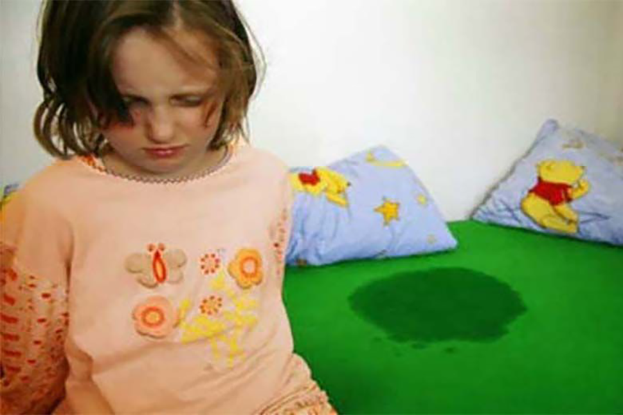 Aiuto: mio figlio fa la pipì a letto! Che faccio?