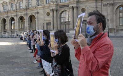 RIAPRE IL LOUVRE Flashmob di 250 guide turistiche: siamo i dimenticati
