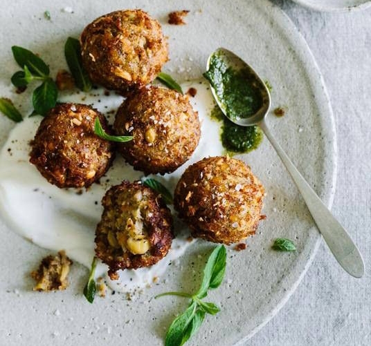 PIOVONO POLPETTE – I preparativi in gran segreto per un compleanno speciale
