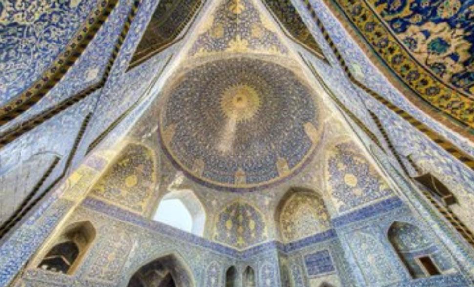 UN BEL SUONO ACUSTICO – Il canto di una donna, con una voce bellissima, nella moschea dell’Imam di Isfahan.