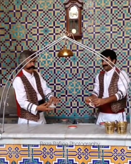 DANZA DEI PIATTINI A ISFAHAN Uno spettacolo acrobatico nel cuore della città, simbolo dell’antica Persia