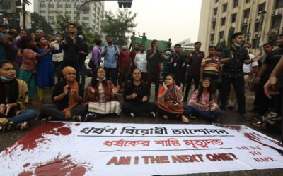 SSHHH! NON SENTO! NON VEDO! NON PARLO! – Mentre in Italia piovono decreti e restrizioni anti-Covid, in Bangladesh piovono decreti di tutt’altro tipo.