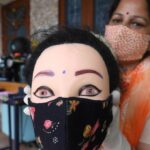 UNA COVISORPRESA – Sul mercato bengalese piovono lavatrici e si moltiplicano come il virus. “Covid che viene, lavatrice che va”