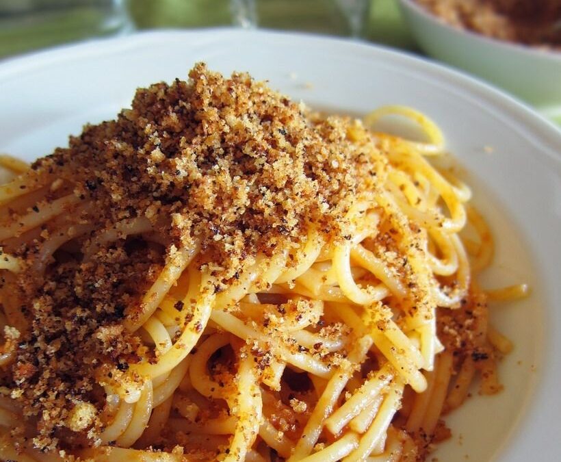 SPAGHETTI CON PANE E ALICI – In tavola la Sicilia con i suoi aromi e profumi