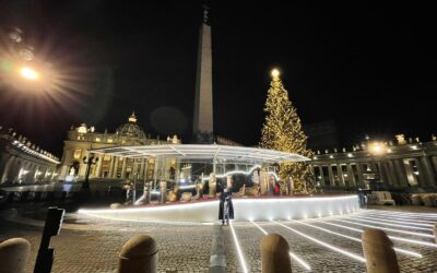 IL PRESEPE DI PIAZZA SAN PIETRO – La speranza di questo Natale ha il colore delle statue di ceramica della città di Castelli, in Abruzzo