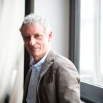 NIENTE BUONISMO, E’ NATALE – Gli auguri di quella gran bella penna di Alessandro Robecchi:”ci meritiamo anni più giusti”.