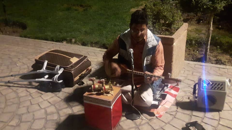 REGALA UN SORRISO – La musica di un artista di strada nel parco Gheytariyeh di Teheran