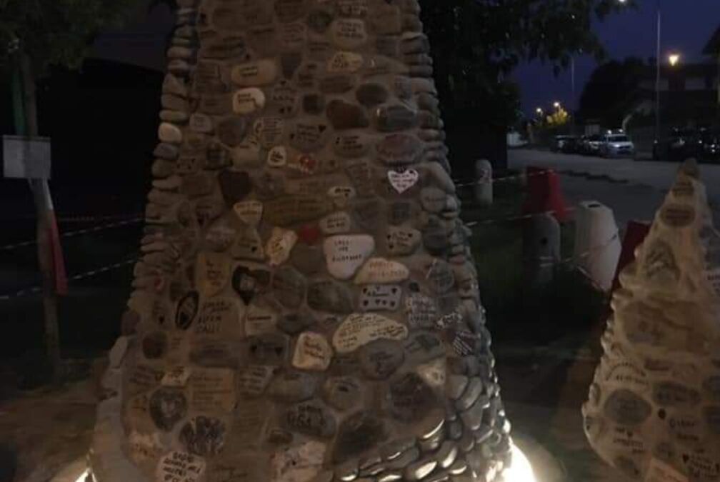 PIETRE D’AMORE – Nel lodigiano un monumento per ricordare le vittime del Covid