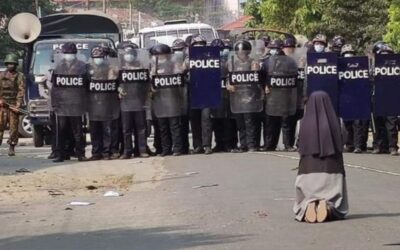 IN MYANMAR UNA SUORA IN GINOCCHIO FERMA I MILITARI – La voce di suor Ann per gli amici del Blog