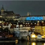 INCIDENTE DIPLOMATICO PRAGA-MOSCA – Si riapre il caso Vrbetice. Con il presunto coinvolgimento dell’intelligence russa nell’esplosione del 2014, la Repubblica Ceca espelle 18 diplomatici del Cremlino