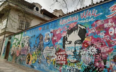 IL MURO DI JOHN LENNON – Nel cuore di Praga un murales, dedicato al compianto leader dei Beatles, simbolo di speranza e fratellanza