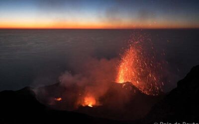 La Sciara del fuoco – I miei auguri di Pasqua con il fiume di lava che scende dal cratere del vulcano di Stromboli