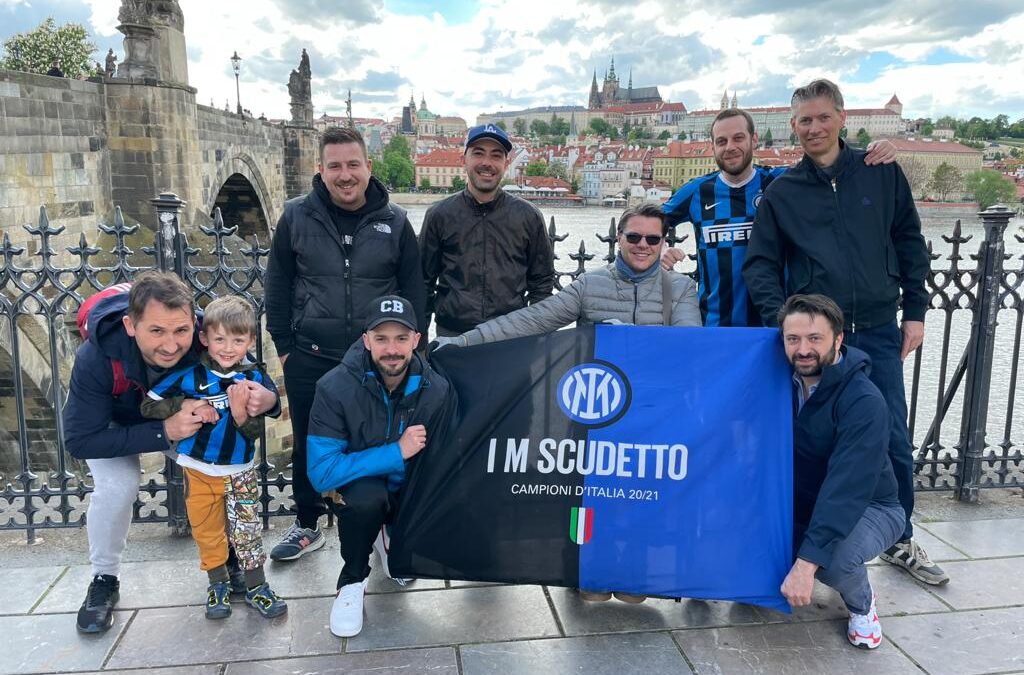 LA VITTORIA DELL’INTER È ARRIVATA FINO A PRAGA – La bandiera nero azzurra sventola nella piazza della Città Vecchia