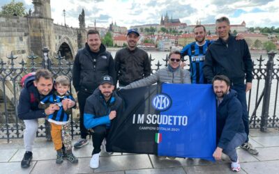 LA VITTORIA DELL’INTER È ARRIVATA FINO A PRAGA – La bandiera nero azzurra sventola nella piazza della Città Vecchia
