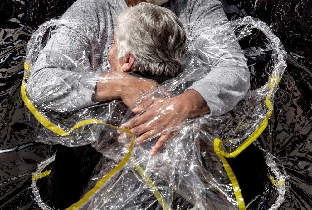“THE FIRST EMBRACE”, L’ABBRACCIO AI TEMPI DEL COVID – E’ la foto dell’anno del World Press Photo