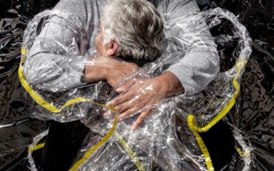 “THE FIRST EMBRACE”, L’ABBRACCIO AI TEMPI DEL COVID – E’ la foto dell’anno del World Press Photo