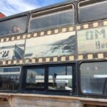 PRANZO IN NORMANDIA – Sulla spiaggia del D-Day un classico pullman inglese diventa un ristorante