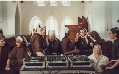 LE CLARISSE CANTERINE – Nel Sussex un gruppo di suore intona le laudi di San Francesco accompagnate dalla musica elettronica ed è subito un successo pop