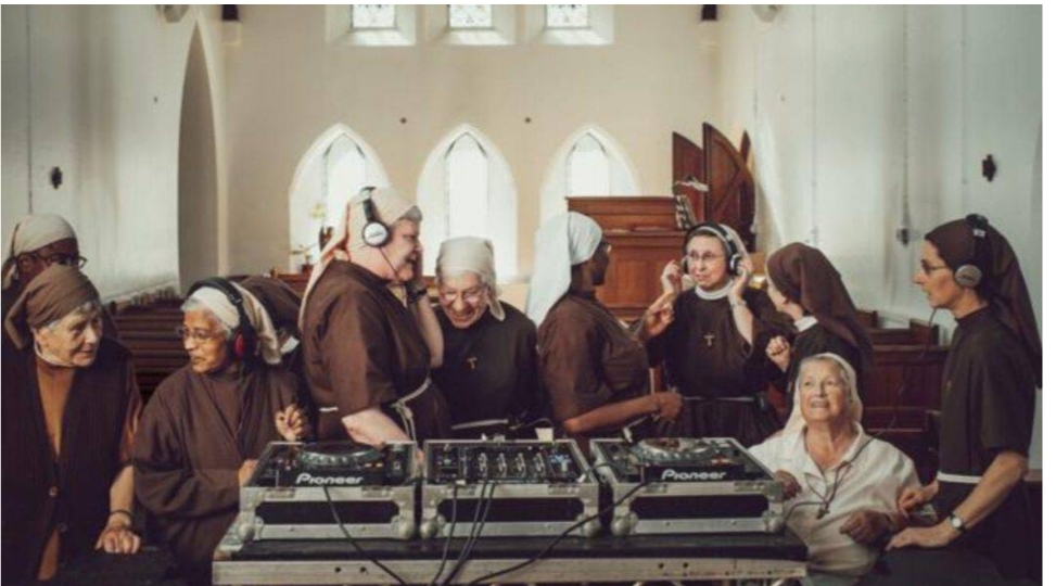 LE CLARISSE CANTERINE – Nel Sussex un gruppo di suore intona le laudi di San Francesco accompagnate dalla musica elettronica ed è subito un successo pop