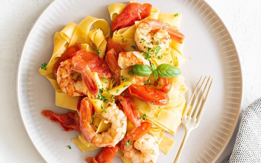 MARE IN TAVOLA SULLA MUSICA DI GIUNI RUSSO – Tagliatelle, pomodorini e code di gamberi