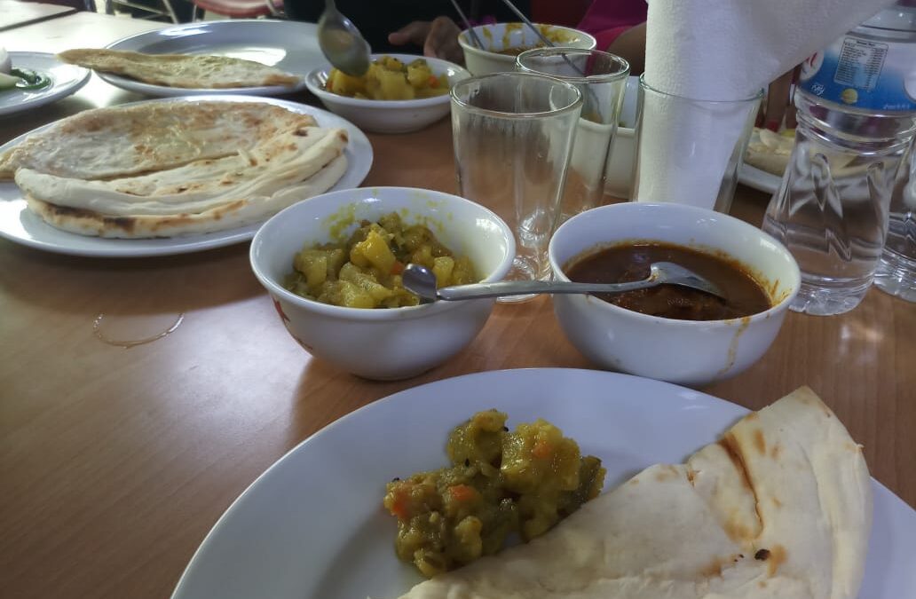 LE COLAZIONI DEL VENERDI’ MATTINA A DHAKA – Il rito delle cervella di capra ai ferri