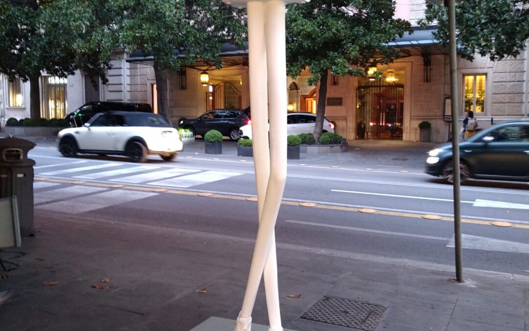 UNA SANA “OCCUPAZIONE” – Le opere di Erwin Wurm in Via Veneto.