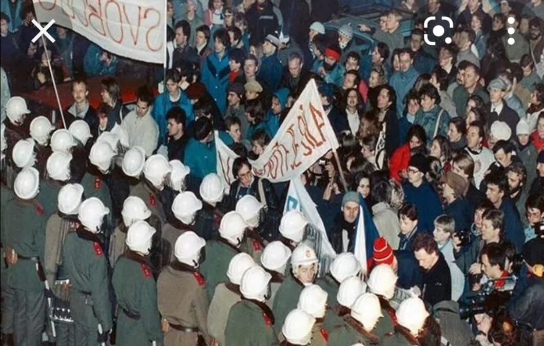 LA RIVOLUZIONE DI VELLUTO – Novembre 1989: un’ondata di proteste pacifiche rovescia il partito comunista cecoslovacco
