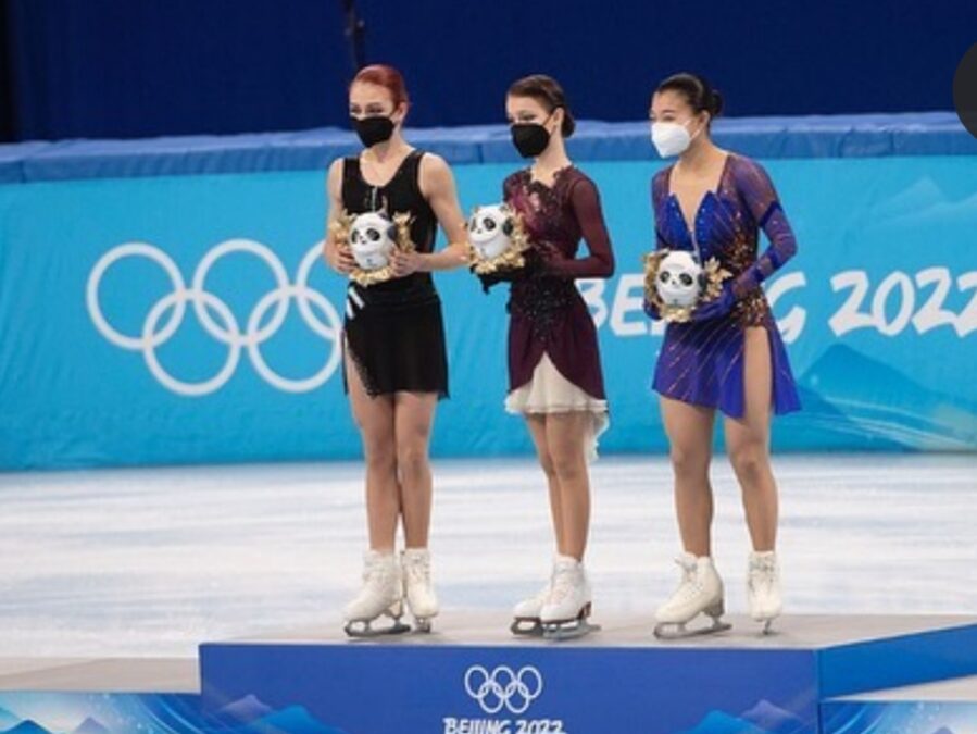 LE LACRIME DELLA VALIEVA – Durante la finale cade la giovanissima stella del ghiaccio russo, positiva al doping. Salta il podio e arriva quarta tra le lacrime. L’ennesimo scandalo dello sport russo