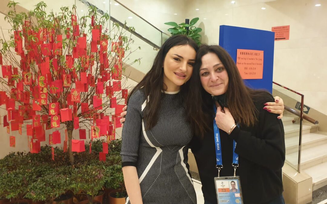 L’UNIVERSO FEMMINILE NEL CANTO LIBERO DI ARISA – L’incontro con l’artista volata a Pechino per cantare l’inno di Mameli alla cerimonia di chiusura delle Paralimpiadi. Nella sua voce i colori e le emozioni delle prossime Olimpiadi Milano-Cortina 2026